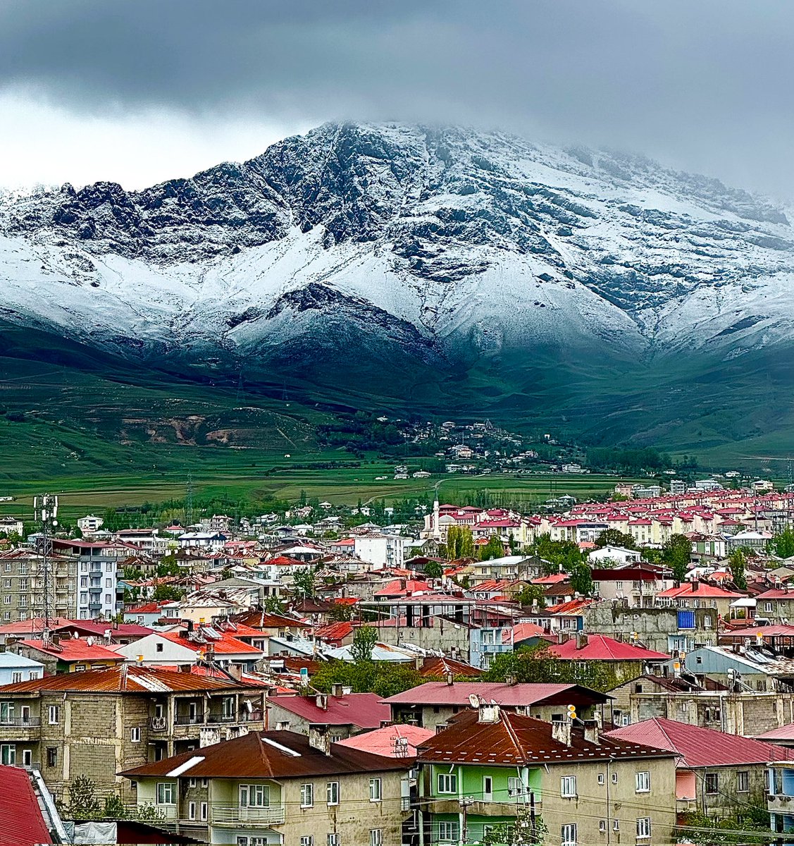 Bizim buralar hâlen kar kış kıyamet ☺️ Tüm Türkiye'yen farklı bir ilkim yaşatarak bizleri farklı ve özel hissettiren Van, teşekkürü hak ediyorsun 😁 📍Van /Erek Dağı