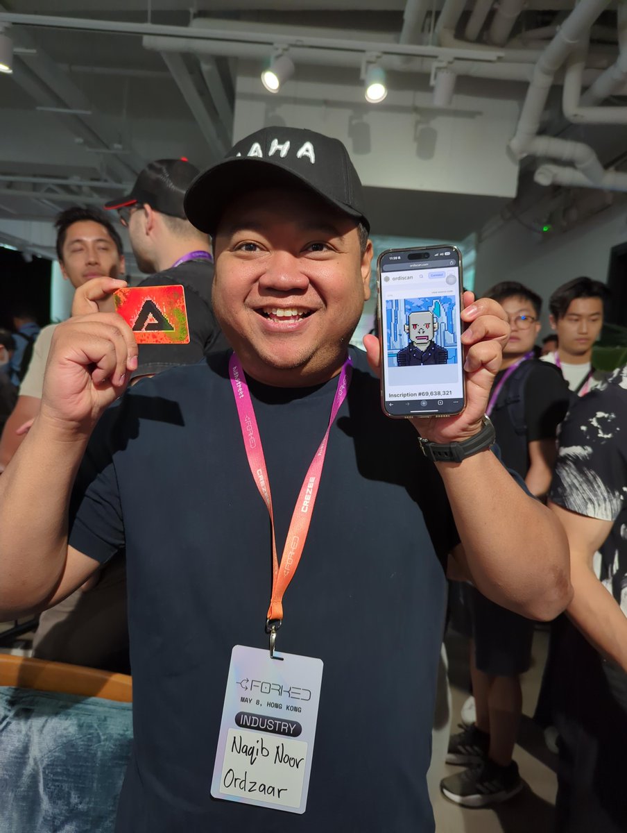 zombiesparallel's tweet image. We are having great time meeting you all here in Hong Kong! 

Honor to share one of the zombies with @Naqib_Noor from @ordzaar and talking with @davidlin_ 🧡