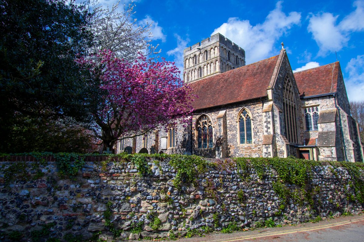 🌸 Step into the beauty and history of @StCsSandwich with our exclusive article. As spring blooms outside and Easter arrangements adorn the interior, immerse yourself in centuries of heritage. communityad.co.uk/exclusives/new… #sandwich #kent #history #church