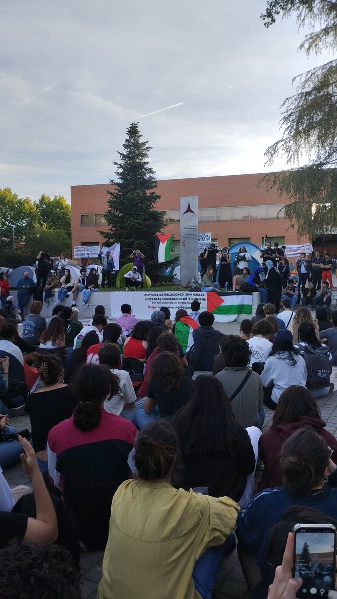 Junto a las/os universitarias, la juventud nos levantamos y le exigimos al presidente la ruptura de relaciones con Israel, basta ya de ser complices de un #GENOCIDIO #NoEnNuestroNombre 💜🇵🇸✊🏽 #FreePalestine