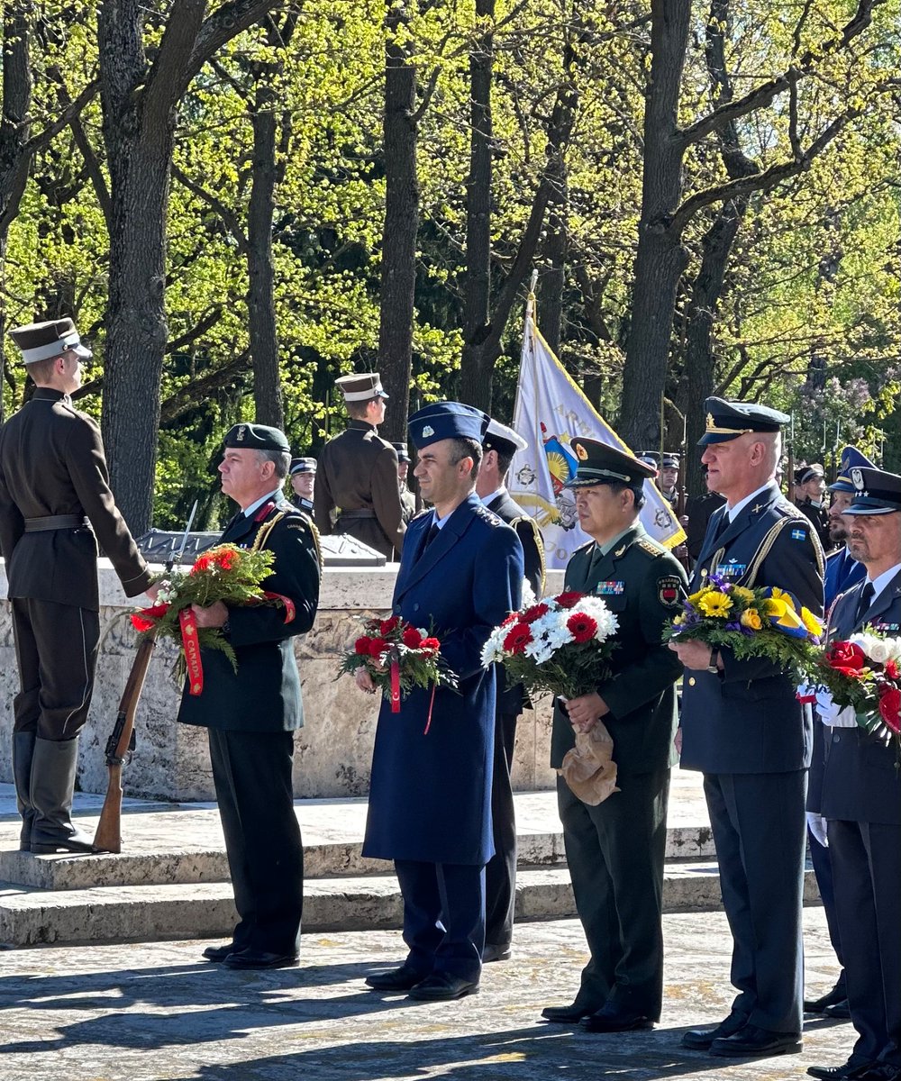 🇨🇦 Ambassador together with 🇨🇦 Defence Attaché laid flowers at the ceremony dedicated to the Defeat of Nazism and paid tribute to the memory of Victims of World War II. Today #NATO Allies 🇨🇦 and 🇱🇻 stand united for peace and security.