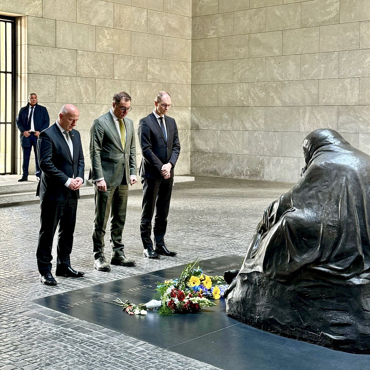 Am 8. Mai legten Botschafter @Makeiev, Staatssekretär des @AuswaertigesAmt Thomas Bagger und Regierender Bürgermeister @kaiwegner Blumen an der Gedenkstätte Neue Wache nieder. 

Zum Gedenken an die Opfer des Nationalsozialismus und den ukrainischen Beitrag zur Befreiung Europas.