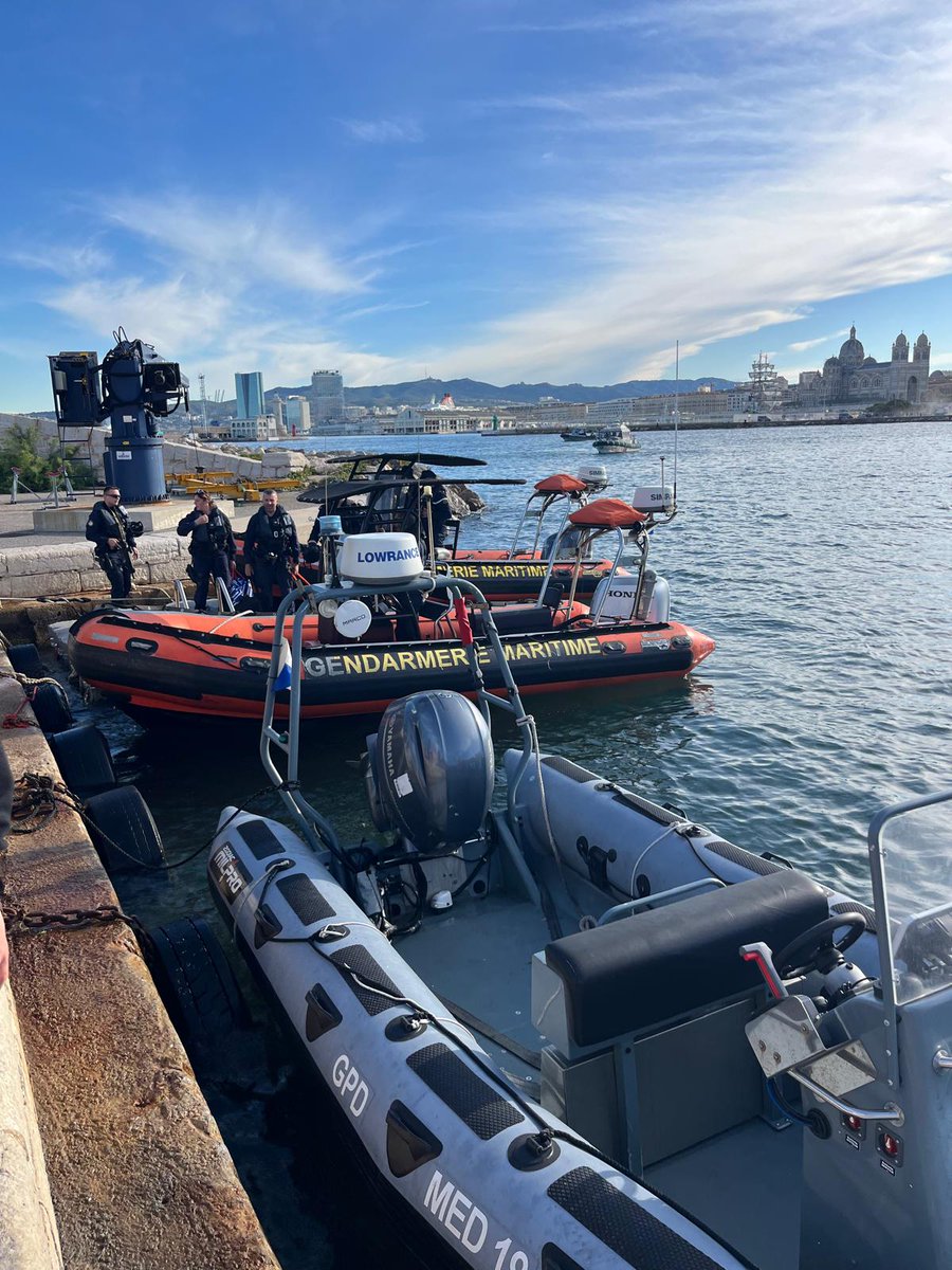 La flamme approche du Vieux-Port ! Et comme toute l’année, c’est à @premarmed de s’assurer de la sûreté et de la sécurité en mer. Il coordonne l’ensemble des moyens de l’État en mer dans le cadre de ses attributions.