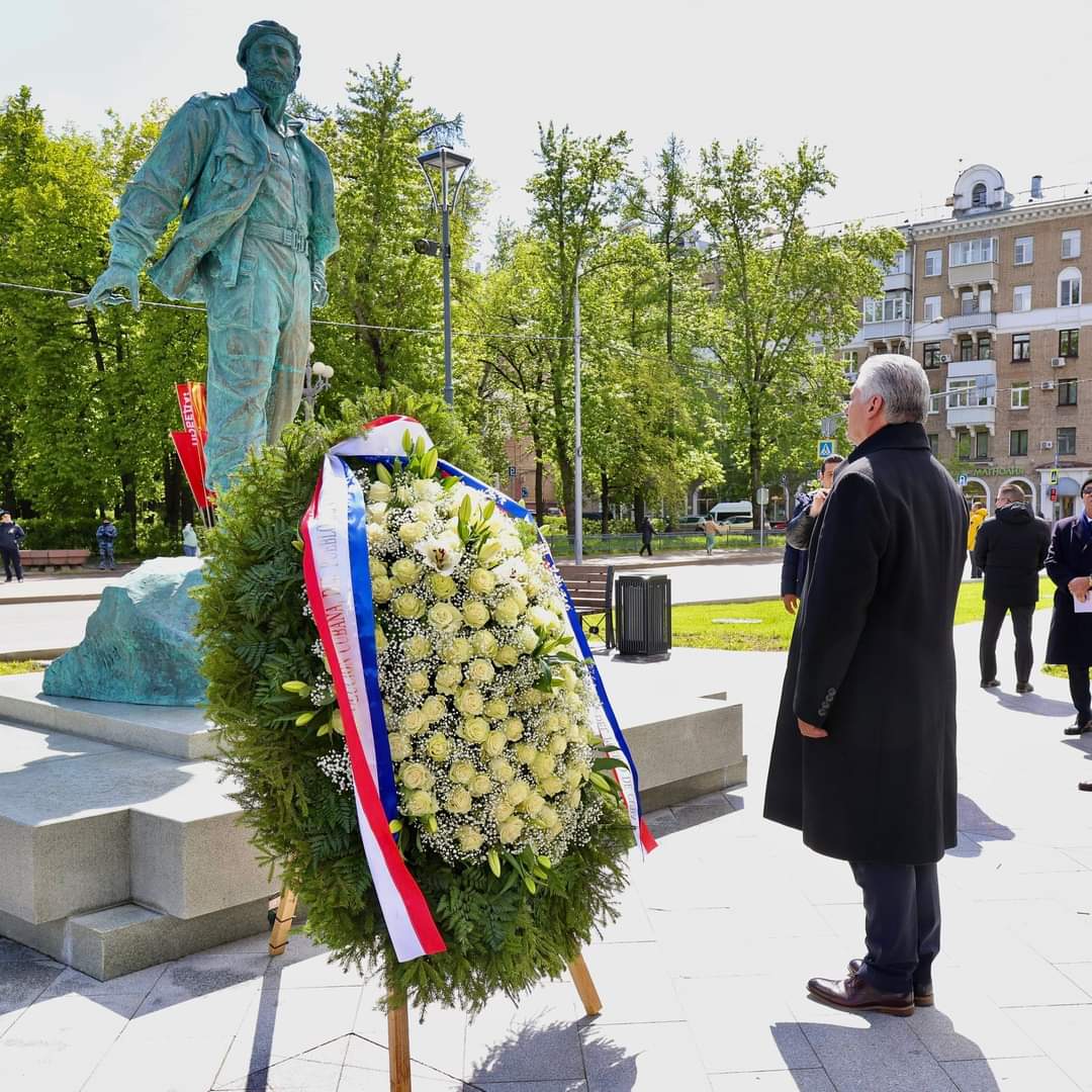 Homenaje de nuestro Presidente @DiazCanelB al Comandante en Jefe en #Rusia. El monumento en la Plaza Fidel Castro de Moscú fue inaugurado por Díaz-Canel y Putin en el año 2022.