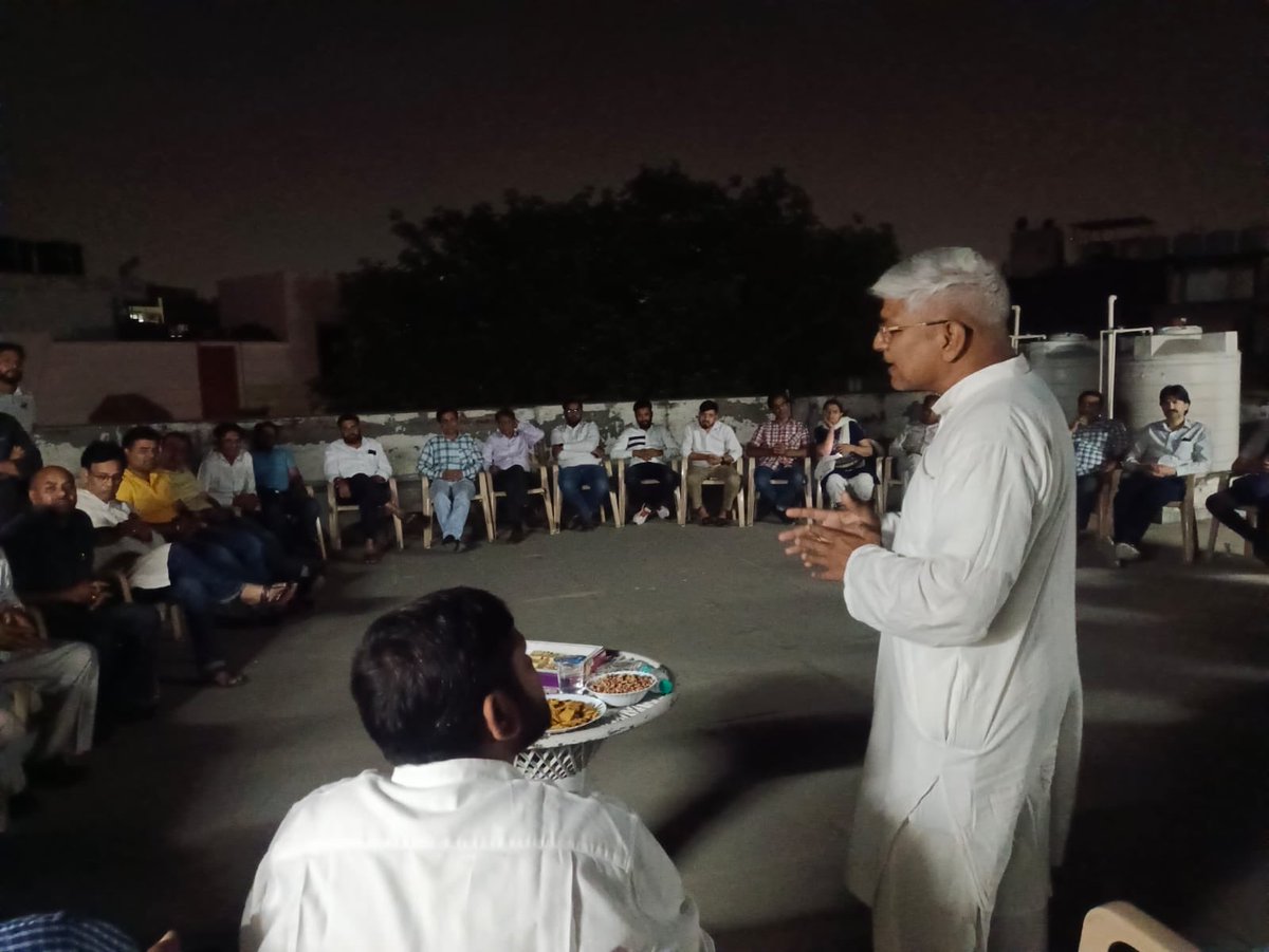 मिशन जय भीम के प्रमुख साथियों व INDIA गठबन्धन के उत्तर-पूर्वी लोकसभा के उम्मीदवार  ⁦<a href="/kanhaiyakumar/">Kanhaiya Kumar</a>⁩ के साथ बाबा साहेब अम्बेडकर  जी  द्वारा निर्मित भारत के सँविधान व लोकतन्त्र को बचाने के लिए तथा आज के हालत पर विस्तृत चर्चा कर जीत सुनिश्चित करने की रणनीति बनाई !
जय भीम !