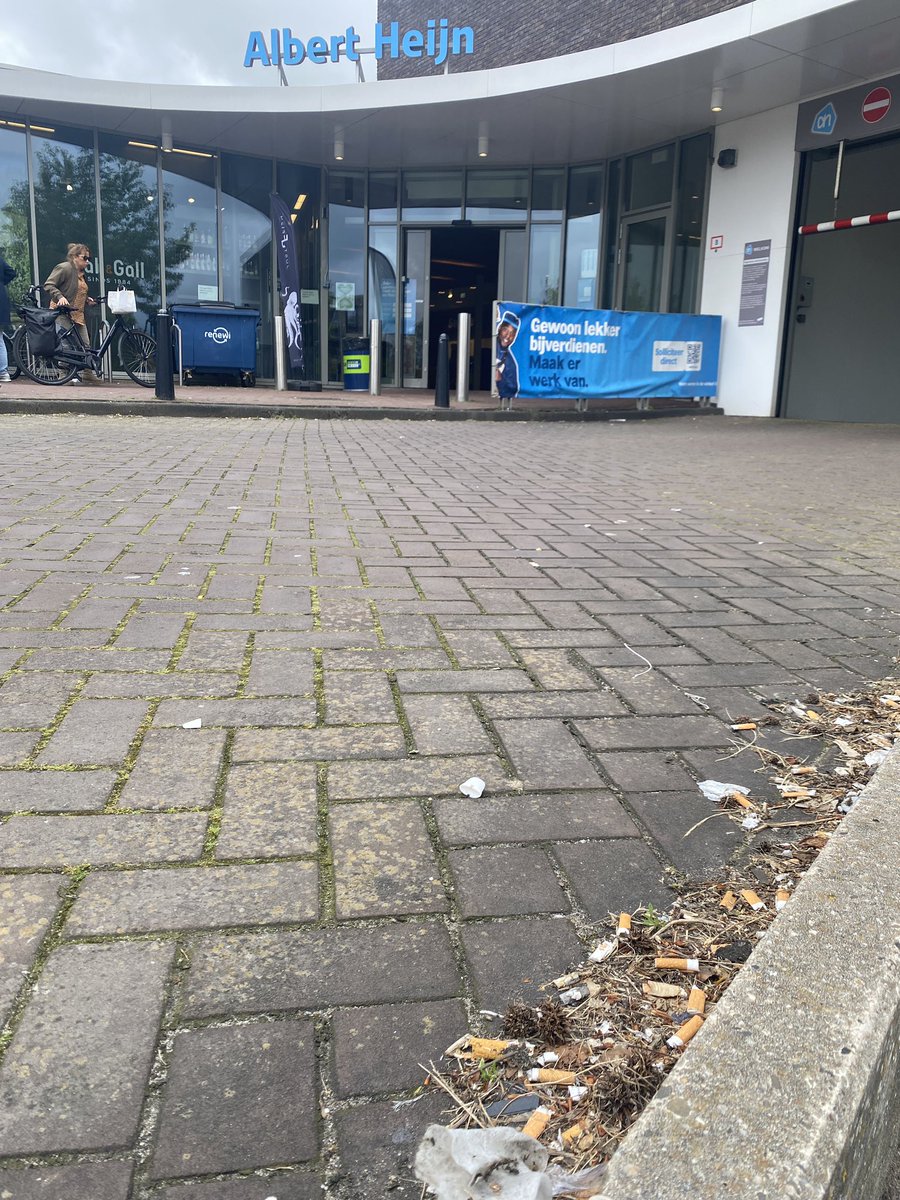 GroeneDromers's tweet photo. Hoi @albertheijn ik zie dat er erg veel peuken op jullie terrein in De Lier liggen. Naast dat dit geen visitekaartje is, is dit ook erg slecht voor het milieu. #peukmeuk #wldebat @GemWestland https://t.co/aVO3ameOwd
