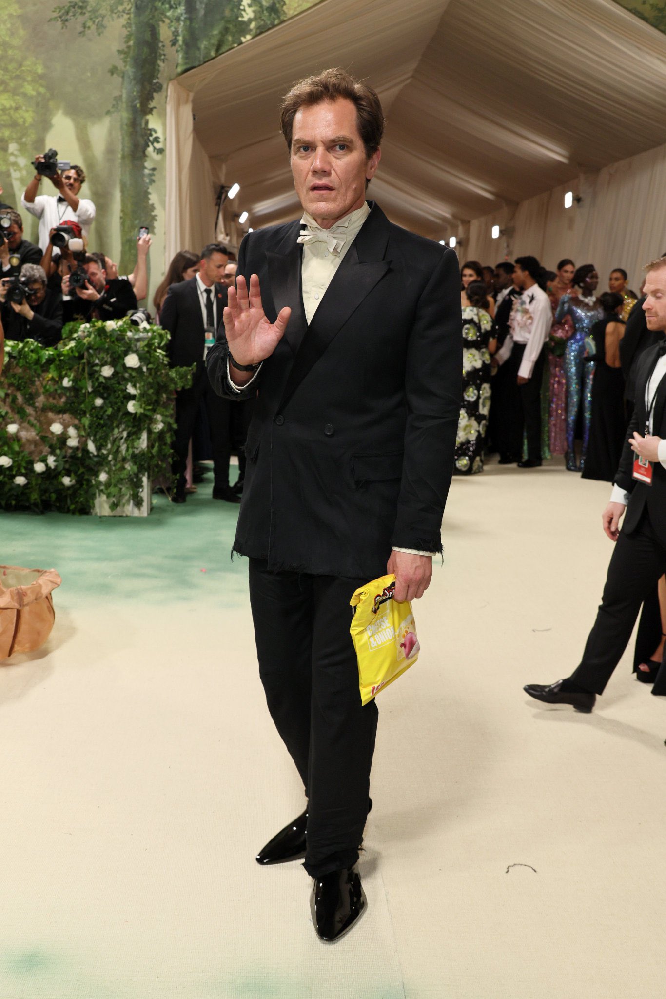 Steph McKenna on X The mood is Michael Shannon with a bag of crisps at MetGala https t CLWQIQUX94 X