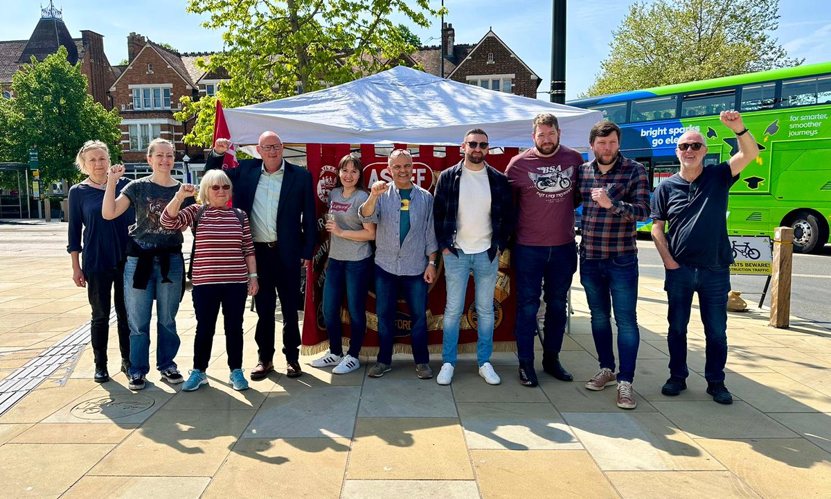 @ASLEFunion Picket Line standing strong at Oxford Railway Station today! Check on @strike_map to see where your local picket line is, and go and show some solidarity to our Train Drivers! 🚩🚂✊strikemap.org #ASLEFStrike