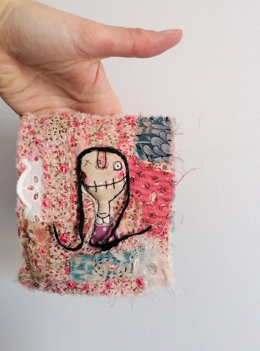 As I age, I am developing a real love for pink 🩷 I think it is fair to say that this piece is a proof of it 🙃 Textile artwork, a small cheerful wall currently available on my website littlebirdofparadise.bigcartel.com/product/textil… #mhhsbd #CraftBizParty