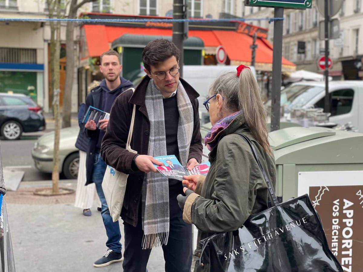 📒Carnet de campagne 
Au milieu des Parisiens de #Paris14 pour présenter notre programme @besoindeurope. 
Nous sommes venus vous parler de cette Europe puissance forte, sûre et indépendante. 
Notre combat. Notre horizon. Notre  avenir.
