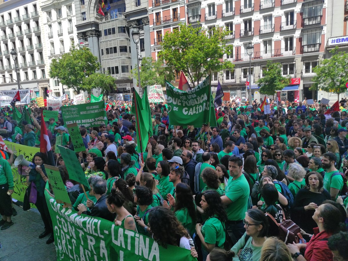 SindicaEstudian's tweet photo. 🔥 ¡No para de llegar gente a la Consejería de Educación! Profes y estudiantes hemos organizado una #ALaHuelgaDesdeAbajo que es un éxito tremendo.

¡AYUSO ESCUCHA, LA PÚBLICA ESTÁ EN LUCHA! #DefiendeLaPública https://t.co/l2Jkgd6Qdq