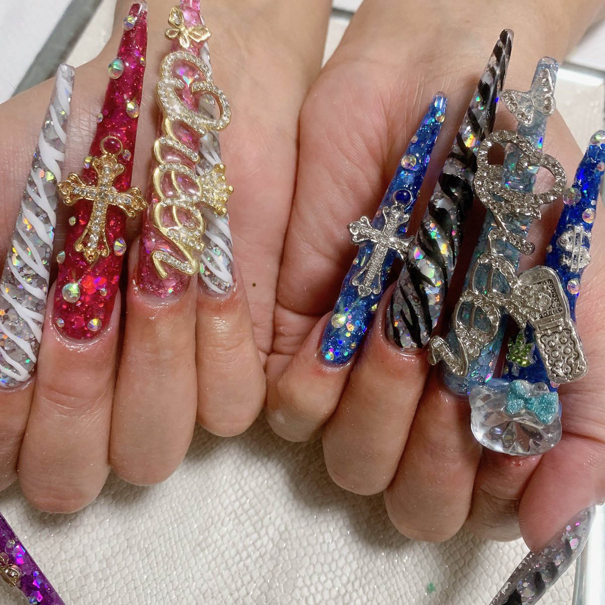 たった今電車内にて全く知らないサラリーマンのおじさんに爪をガン見された後シンゴジラじゃんといわれました。
おじさんの中でのゴジラって随分と鬼ギャルなのね…