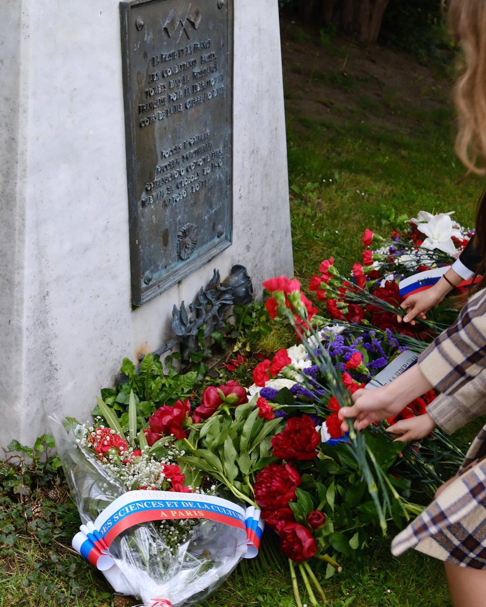 🎗🎖 Le 8 mai 2024, à la veille du Jour de la Victoire, une cérémonie de dépôt de gerbes au monument des combattants russes tombés dans la Résistance Française au cours de la Seconde Guerre mondiale a eu lieu au cimetière du Père-Lachaise à Paris. 👉 france.mid.ru/fr/presse/cere…