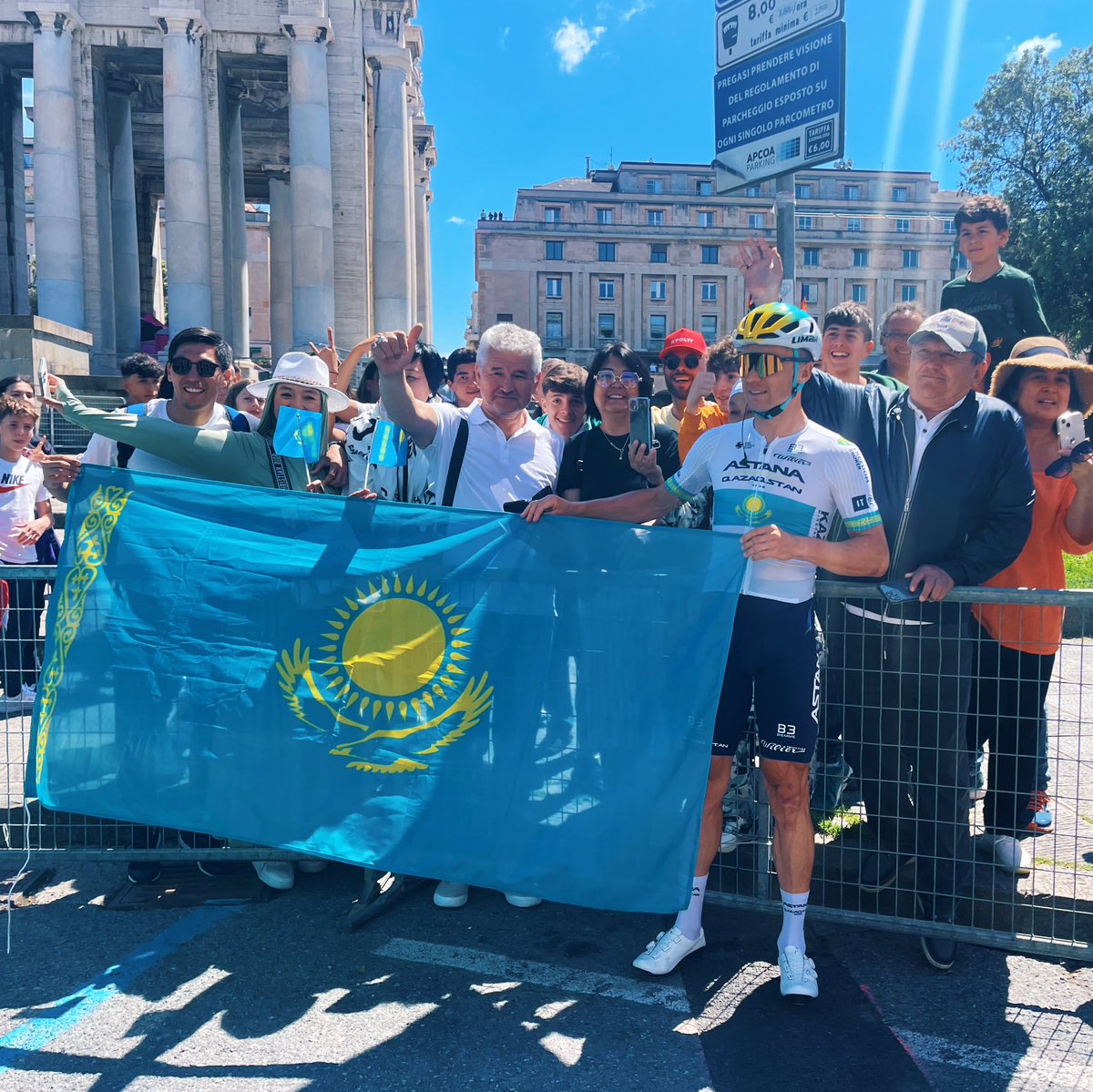 🇮🇹 RACE: @giroditalia Such a nice atmosphere at the start of the fifth stage of #Giro with our cycling fans from 🇰🇿 Thank you! 🤩 #AstanaQazaqstanTeam #AstanaIsMyTeam #GirodItalia