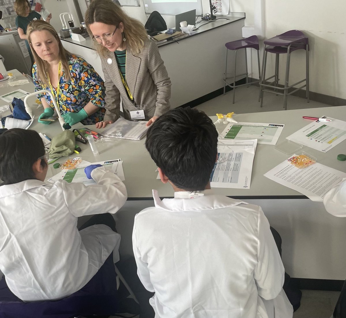 🧠🔬 #ScienceEd The Mindtrack workshop by MRC Prion Unit @UCL supported by @RCPath introduced Year 7-9 students to dementia and prion disease. They explored biomarkers, donned lab coats, and diagnosed “patients” using mock CSF samples filled with colourful sugar pearls.