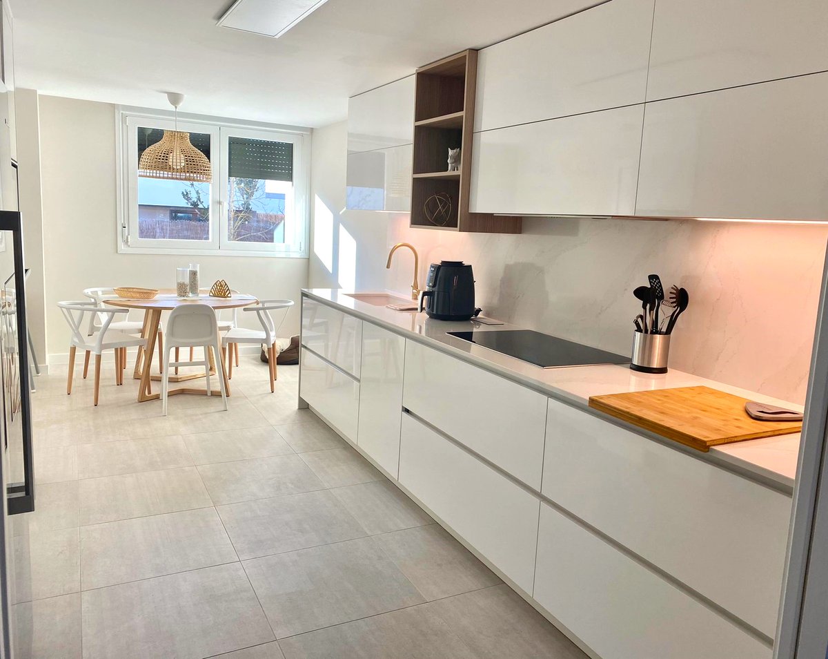Minimalismo, blanco y madera: una combinación que encanta e inspira cientos de hogares. Cuando esta tendencia se completa con nuestra superficie @Silestone Eternal Calacatta Gold, como en este proyecto de Studio Cuccine, el resultado es sublime.