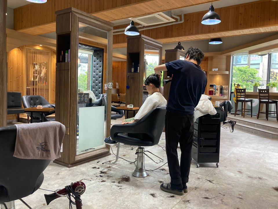 this8306nate's tweet photo. Pay PI using PCM wallet. (fast and easy to use) I visited Gieok Hair(located in Cheonan Republic of Korea) with my son for a haircut and paid 0.072PI+0.01PI(fee). Cash: Pi=70:30(50,000won/1PI) Have you ever had a more interesting experience than this case? #PayPiwithPCMWallet https://t.co/26F6SaLOY5