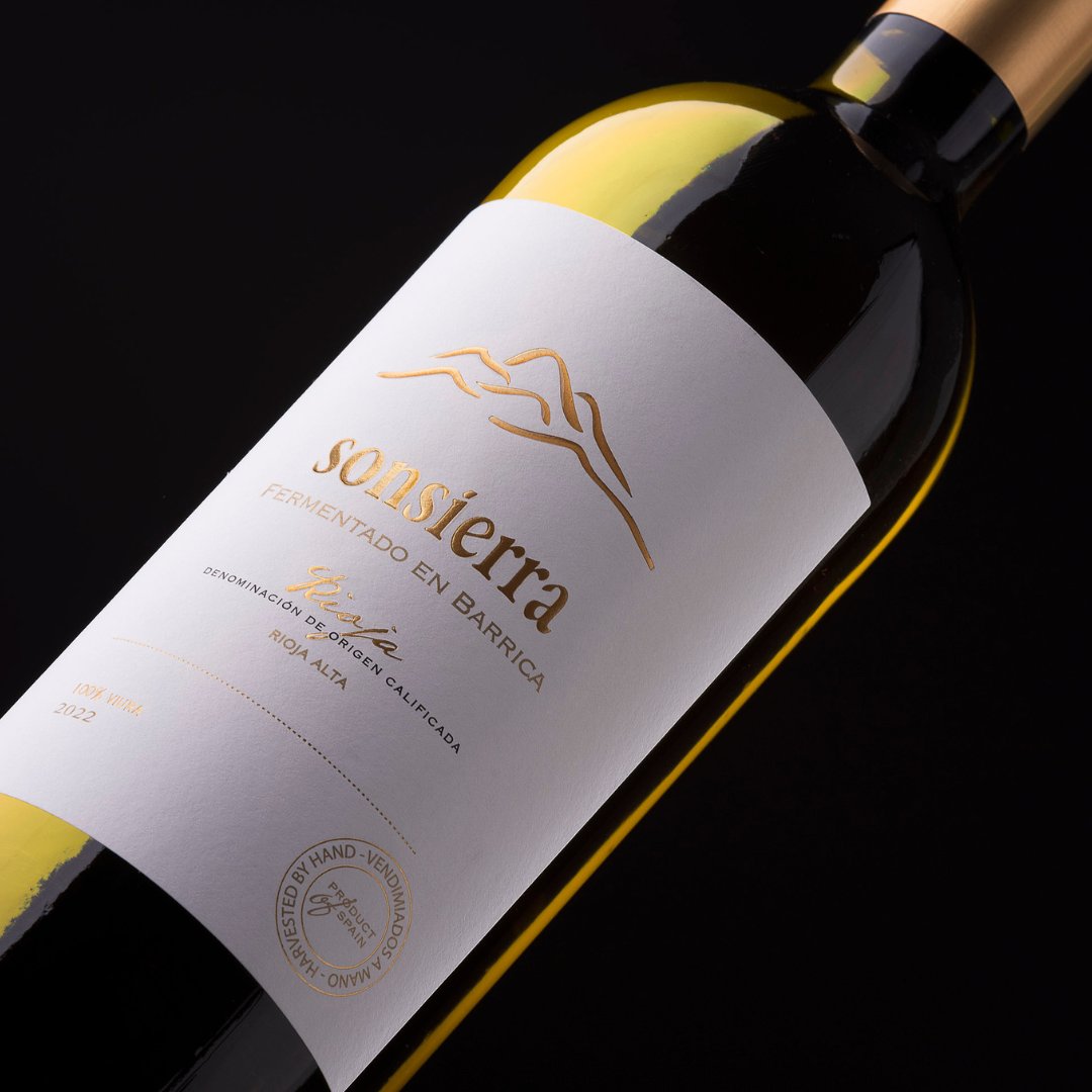 Sonsierra #FermentadoenBarrica es un #vino diferente que seguro te va a dejar un buen sabor de boca. 
Es 100 % #Viura y le van genial los quesos, pescados, verduras y carnes de ave. Eso sí, ¡fresquito! 🧀🐟🥬🍗🍷☺️
Viticultores y elaboradores desde 1961 #winelovers #riojawine