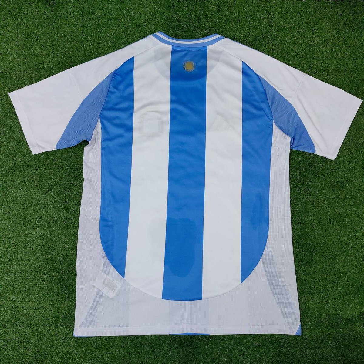 Nueva camiseta de la Selección de Argentina 

#argentina  #messi #albiceleste #futbol #camisetasdefutbol #equipacionesdeportivas #camiseta #viral #fyp #foryou #parati