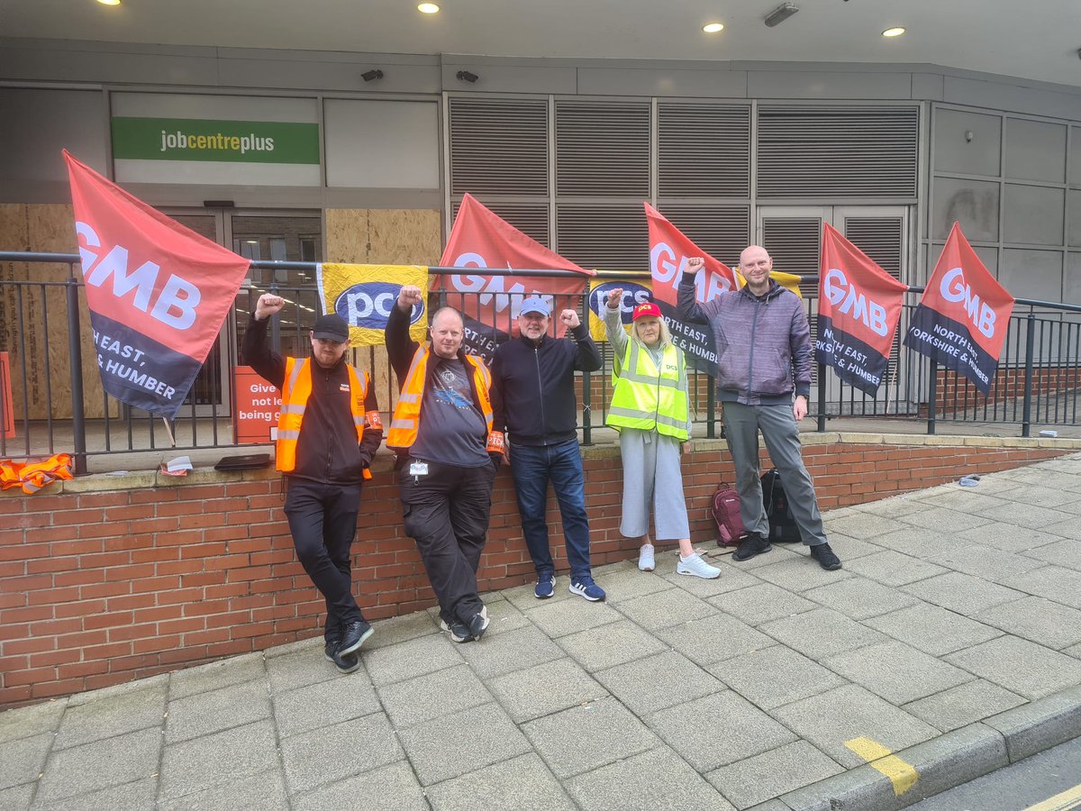 2nd day of action from #GMB #DWP security guards today supported by #PCS colleagues

#PayJustice #MakeWorkBetter #ActionNotWords