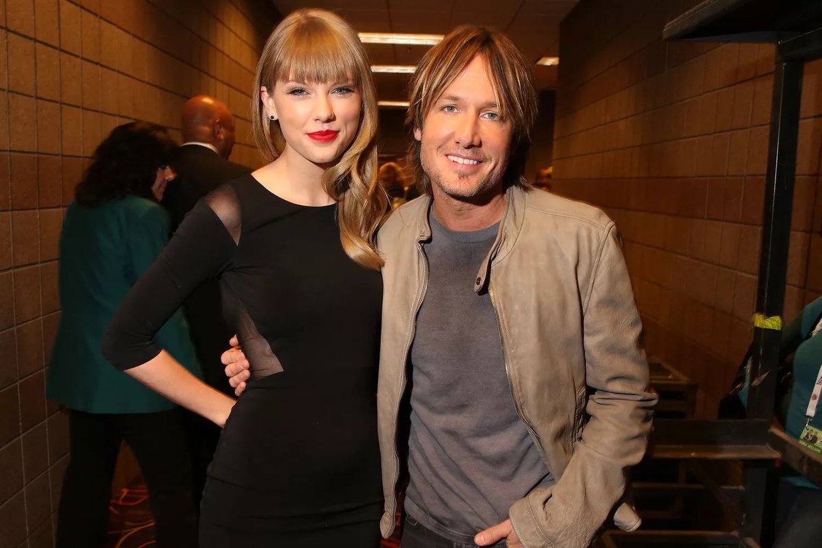 💬| Keith Urban says there arent enough adjectives to describe Taylor's songeriting when asked about TTPD 

 “I mean, God, Taylor's songwriting, it's so extraordinary. There's really no adjectives for it,” 

“She's such a great, great writer. So this new album is just more proof…