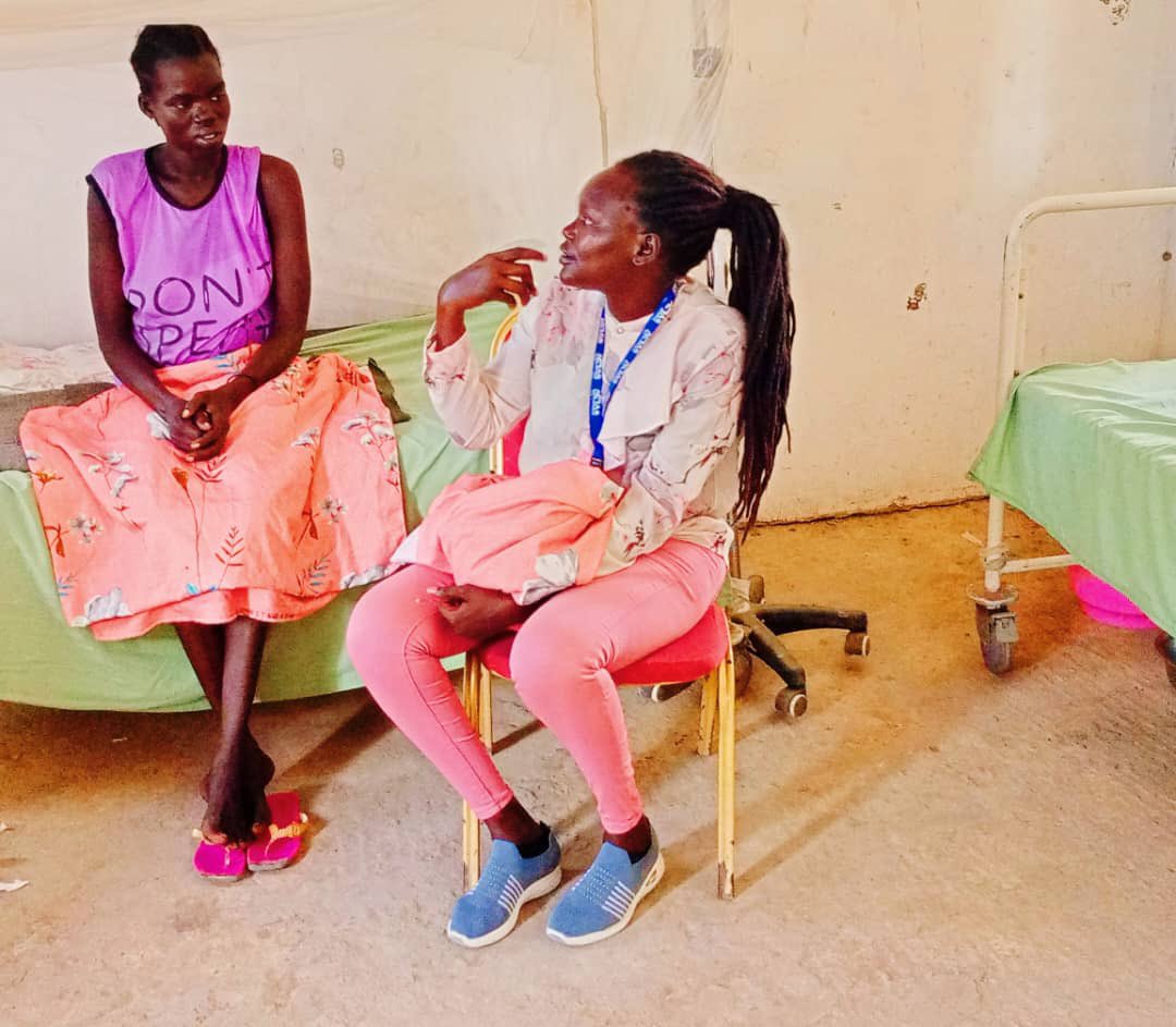About 87% of women in #SouthSudan give birth at home. We are working with @IMC_UK and @unicefssudan to towards changing this narrative and to curb preventable maternal deaths especially in hard-to-reach areas 📷 Winnie our Midwife at Baliet PHCC