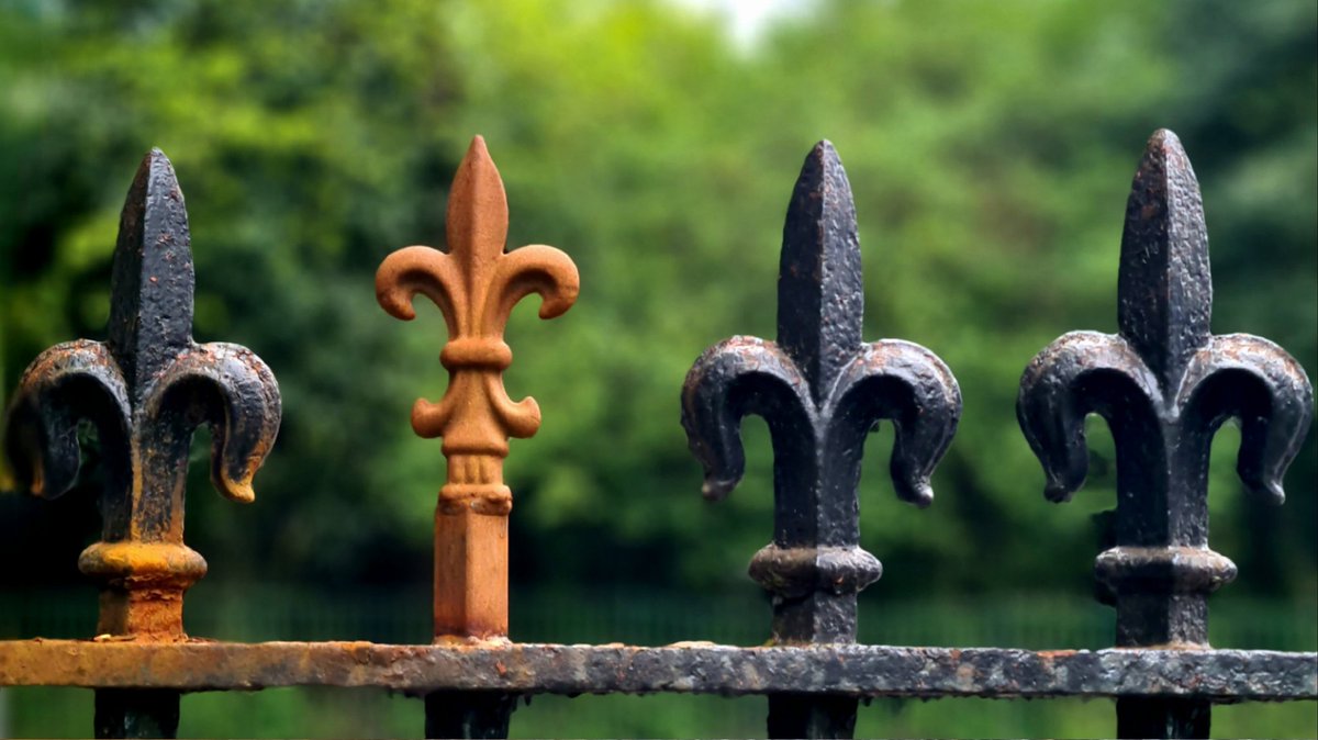 Queen's Park Railings on the Southside of Glasgow. I'm not too sure why one is so obviously different, but I suspect it may be due to the need to make a repair to a listed structure clearly discernable from the original parts. #glasgow #ironwork #railings #queenspark #metalwork