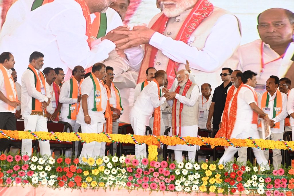 bandisanjay_bjp's tweet image. Immense gratitude to Hon&apos;ble PM Shri @narendramodi ji for inspiring speech at Vemulawada during the Lok Sabha campaign. 

Following your guidance, we will take forward your Namaskar to every household in the Karimnagar parliament. 

Heartfelt thanks to the people of the…
