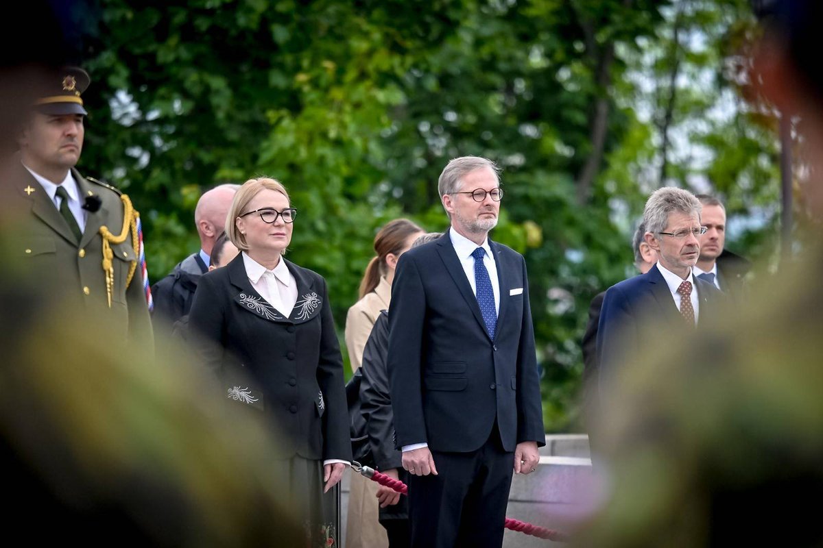 Při dnešku považuji za důležité si připomenout ještě jednu věc. Všichni, kdo bagatelizují nebo nějak zlehčují hrozbu ze strany Ruska, dělají špatnou službu České republice.