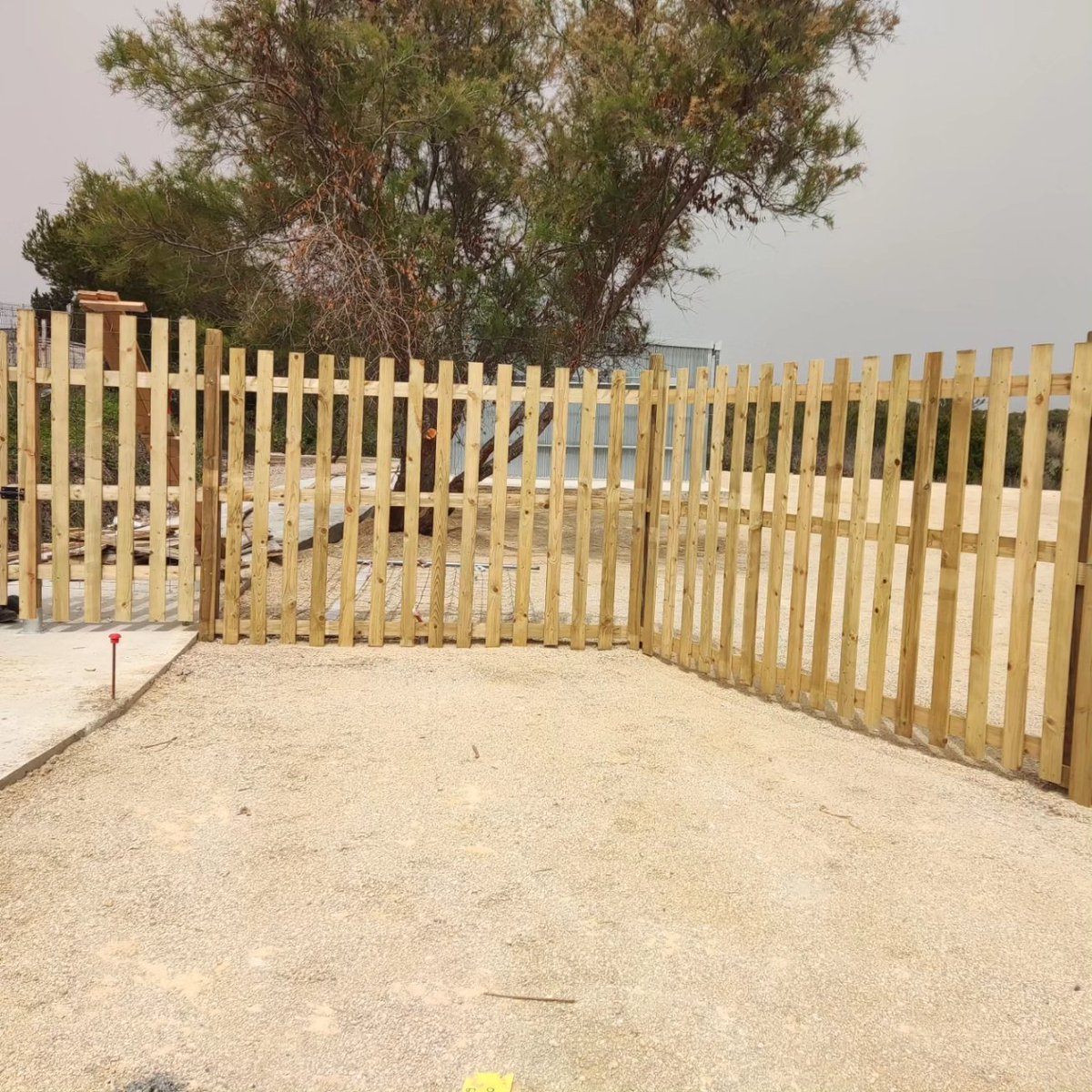 Tecjardi's tweet photo. Feina feta al Prat de Vilanova. Un tancat de fusta per un espai en recuperació a la Platja Llarga!
@ajuntamentvng https://t.co/vG0AGeUBeD