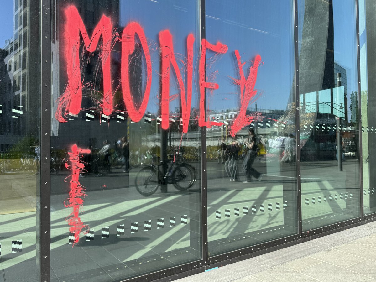 freundeskreisv's tweet image. #Farbanschlag auf #AmazonTower

Berlin-Friedrichshain, Warschauer Brücke, 30.4.24
#NoAmazonTower #MakeAmazonPay @berlinvsamazon @organizeAWAS @Make_Amazon_Pay @rbb24 @Tagesspiegel @berlinerzeitung @tazgezwitscher