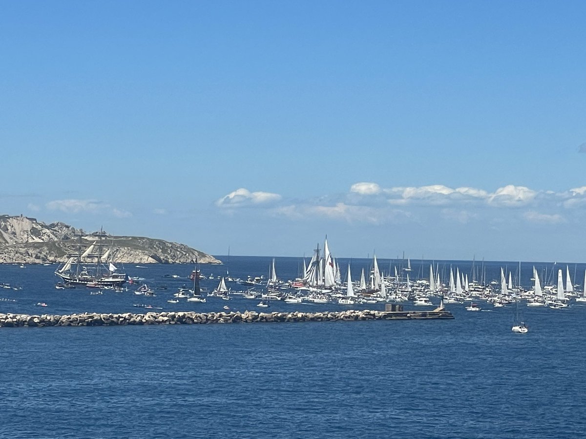 Énormément de monde sur la corniche #marseille pour l’arrivée du #belem dans la baie .@MaRegionSud #fetepopulaire