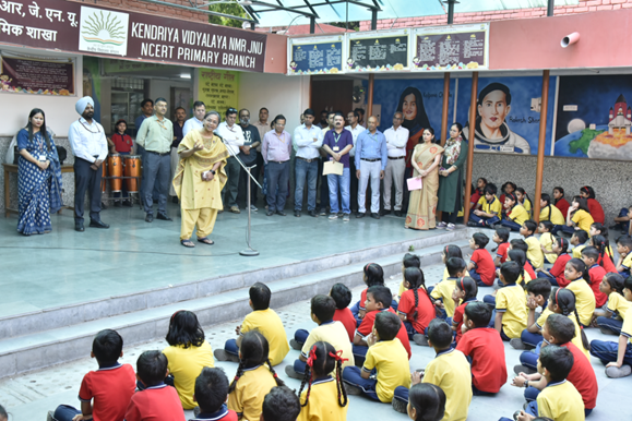 Department of Scientific and Industrial Research commemorates Swacchta Pakhwada from May 1 to May 15 in an effort to raise awareness on hygiene ➡️First #Swachhta drive was organised at PM SHRI Kendriya Vidyalaya, @KVS_HQ JNU NCERT Campus New Delhi Read: pib.gov.in/PressReleasePa…