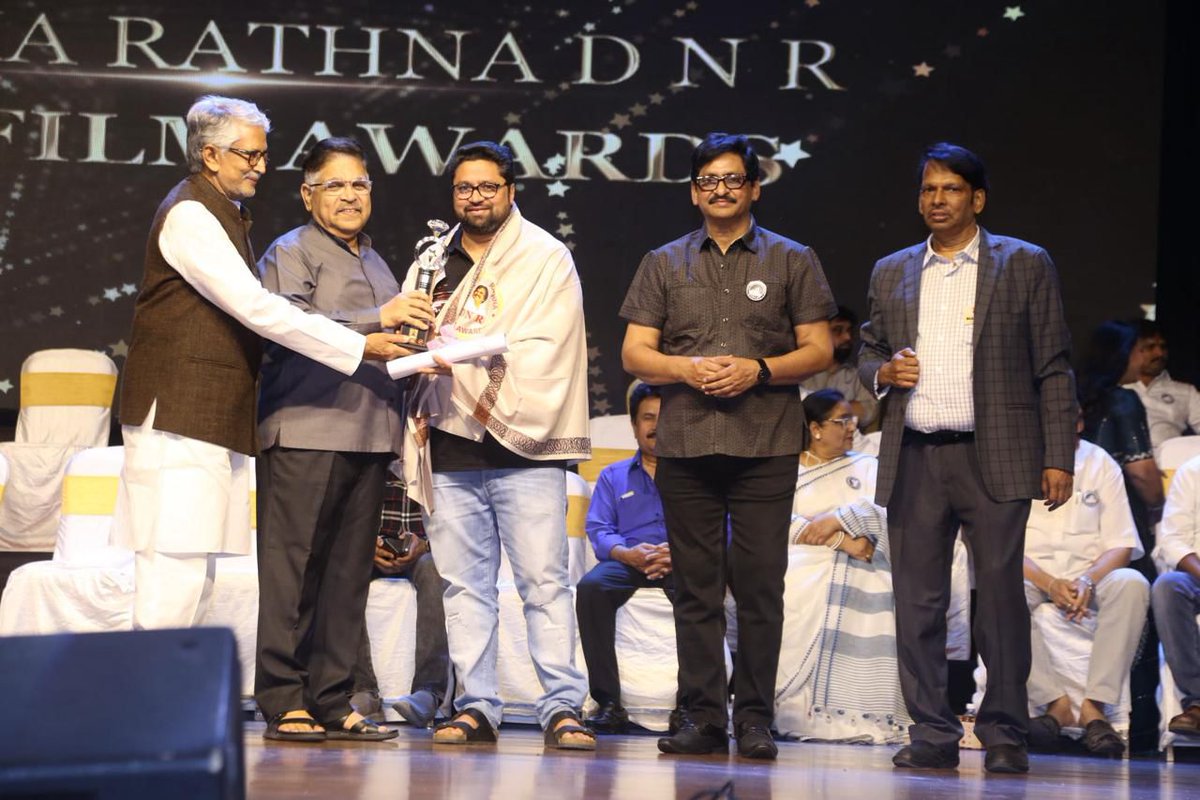 Blockbuster #Samajavaragamana has been awarded with the 𝐁𝐞𝐬𝐭 𝐞𝐧𝐭𝐞𝐫𝐭𝐚𝐢𝐧𝐢𝐧𝐠 𝐟𝐢𝐥𝐦 award at Darsaka Rathna DNR Awards ! Congratulations @RajeshDanda_ garu 💐
