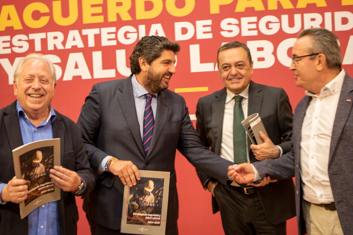 Nueva Estrategia de Seguridad y Salud Laboral de la #RegióndeMurcia. 

Consenso, diálogo y colaboración junto a patronal <a href="/croemurcia/">CROEM</a> y sindicatos <a href="/UGTMurcia/">UGT Región de Murcia</a> <a href="/CCOORM/">CCOO Región Murcia</a> para seguir avanzando hacia espacios de trabajo sanos y saludables que garanticen una vida laboral de calidad.