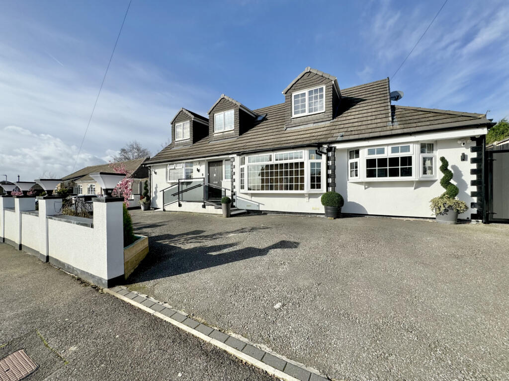 TudorProperty's tweet photo. ***NEW INSTRUCTION***FOR SALE***

🔹 Greystone Close, Aberford
🔹 Stunning Property
🔹 6 Bedrooms, 3 BathroomS
🔹 £700,000

Tudor Sales &amp; Lettings are excited to present a stunning six-bedroom detached: https://t.co/zyy2iC7JGD

#propertyforsale #bungalow #aberford https://t.co/Olb4AEuiju