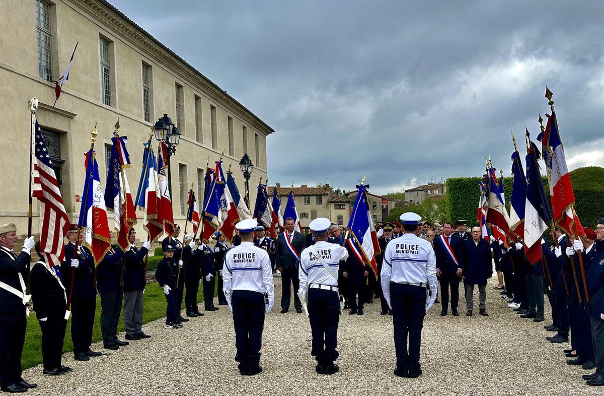 79ème anniversaire #8mai1945 Cérémonies émouvantes au @8eRPIMaOfficiel et monument aux morts @VilledeCastres avec les anciens combattants, jeunes de la classe défense du lycée Barral et jeunes sapeurs-pompiers Souvenons-nous de l'engagement des combattants pour notre liberté