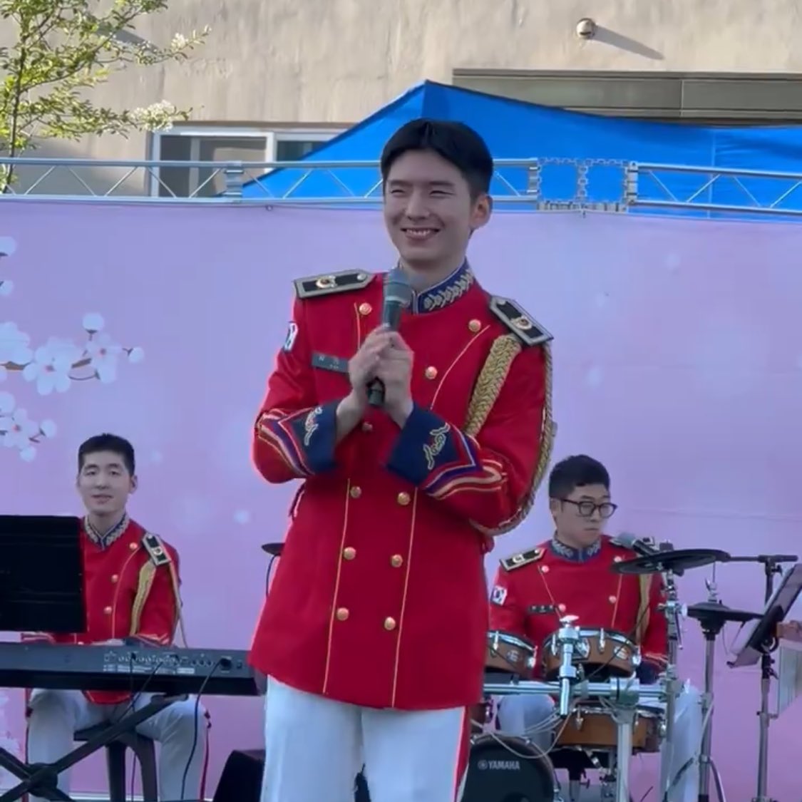 tallsizekh's tweet photo. 부대행사 공연도 이렇게 행복해하는데
팬들 앞에서 했으면 ㄹㅇ 기현이혼절 https://t.co/r4FB70NzpW