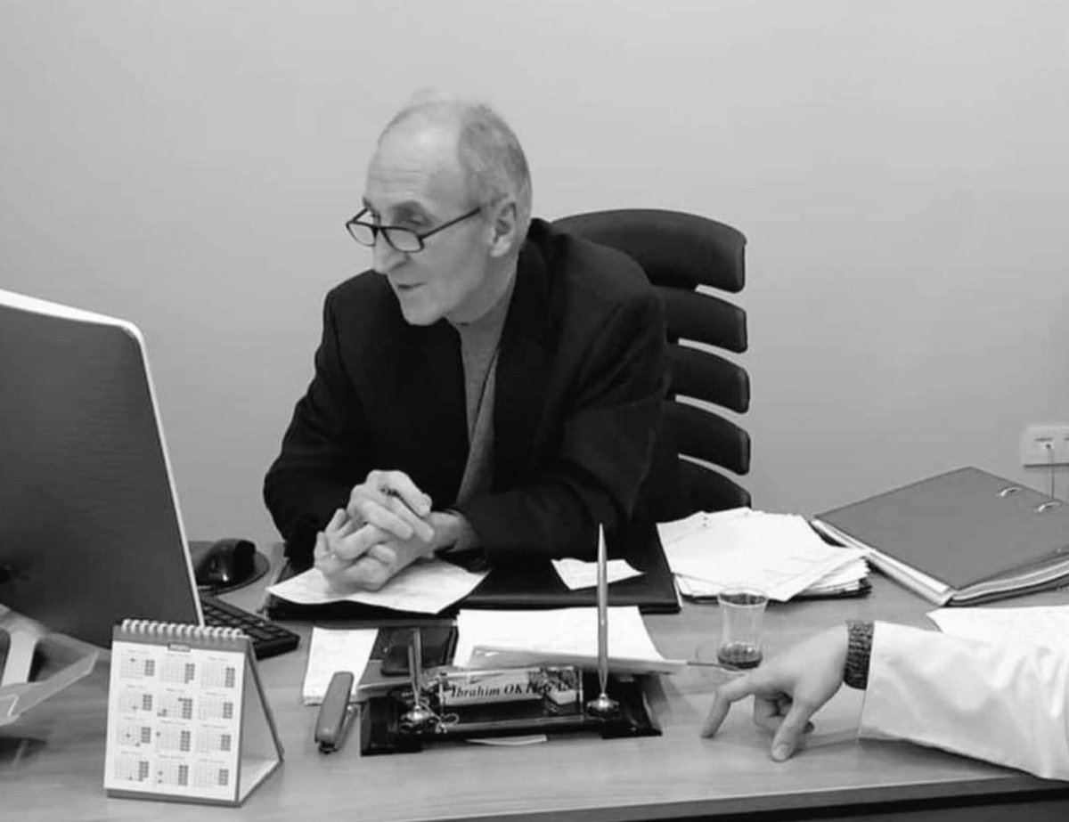 Bir öğretmen öğrencisine sesini yükseltse tüm haber kanalları manşetten verir, Öğretmeni linç ederler. 

Bir öğretmen öğrencisi tarafından öldürüldü kimsede çıt yok! İşte bir mesleğin itibarı böyle yok edilir.
 #EgitimdeSiddeteHayir