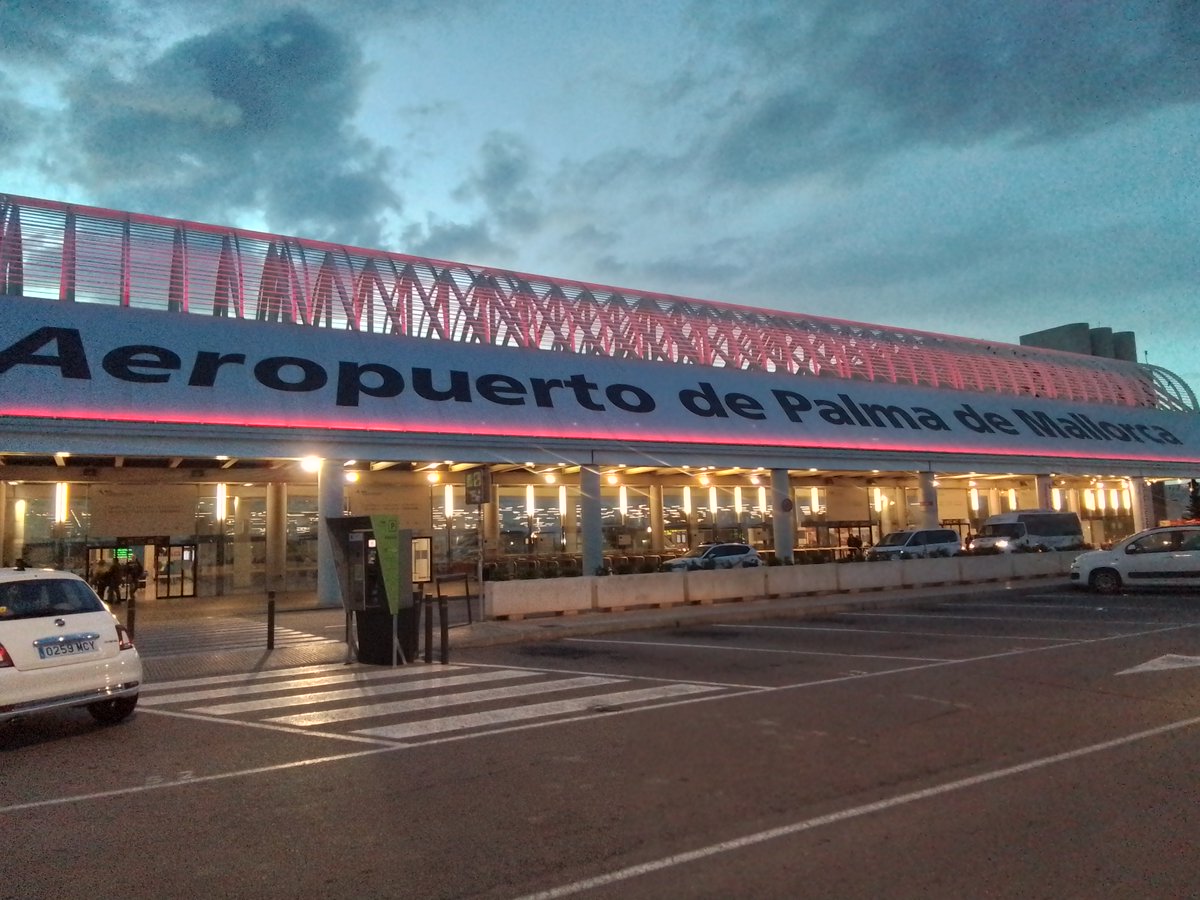 aena's tweet photo. Los #aeropuertos de #Palma de Mallorca y #Menorca se iluminan para conmemorar el Día Mundial de la Cruz Roja ❤️🛫

#DíaMundialdelaCruzRoja
#RedCrossDay @CruzRojaEsp https://t.co/HusQPqcboL