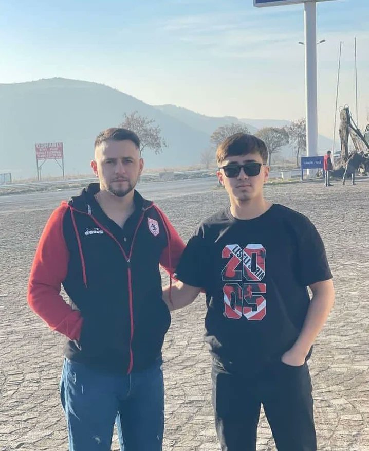 EMİR VE SİNAN TAHLİYE!

Biz hiç bir zaman arkamızda adam bırakmayız,bizi yıkmaya gücünüz yıkıldığımızı görmeye ömrünüz yetmez çünkü biz Delikanlı Abinin Delikanlı Kardeşleriyiz!

ŞİRİNLER BURADA DİMDİK AYAKTA!
#Samsunspor
#ÖzgürSamsunsporTribünü