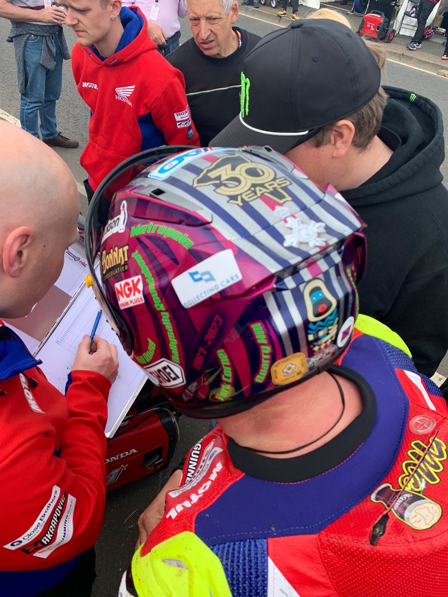 That’s first qualifying complete for the team at the @northwest200 💪 @deanharrisonTT finishes the session in P5 @jm130tt P7 @nathanharr15on P21 #HondaRacing #Fireblade