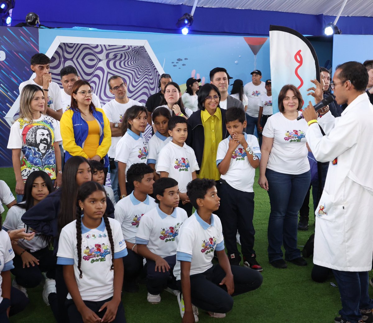 Gabrielasjr's tweet photo. Con la Vicepresidenta Ejecutiva @delcyrodriguezv y la Ministra @DhelizAlvarez compartimos el recorrido de los espacios de aprendizaje de la Feria de las #NiñasEnLasTics junto a niñ@s y jóvenes estudiantes.

Desde el Polo Científico Tecnológico del @Mincyt_VE acompañamos la participación de más 2.652 niñas, niños y jóvenes de los estados Miranda, Caracas y La Guaira, que realizaron recorridos y experiencias didácticas para comprender el funcionamiento de la fibra óptica, la propiedades de la luz y las telecomunicaciones.

La incorporación de las niñas y mujeres en la Ciencia y la Tecnología es imprescindible para reducir la brecha entre hombres y mujeres y contribuir al empoderamiento y a la igualdad de género. 

Dentro de las carreras y profesiones vinculadas a la CTI (STEM), las áreas educativas más dominadas por los hombres son las TIC y las ingenierías, donde la matriculación de mujeres es de 27% y 28% respectivamente (UNESCO, 2020). Al ritmo actual, el mundo logrará alcanzar la paridad de género en STEM antes del año 2100, lo cual está relacionado al modelo económico, sociocultural, educativo e industrial.

Para  el año 2050, el 75% de los trabajos estarán relacionados con las áreas STEM. Sin embargo, hoy las mujeres ocupan apenas el 22% de los puestos en inteligencia artificial a nivel mundial y solo el 6% en el desarrollo de software.

Dar a las mujeres igualdad de oportunidades en carreras STEM ayuda a reducir la brecha salarial de género, mejora la seguridad económica de las mujeres, garantiza que desarrollen nuevas capacidades y habilidades con diversidad y estimulando talentos y aportes,  evitando los sesgos. No solo las mujeres necesitan las oportunidades, sino que las comunidades y los países requieren urgentemente de su contribución para encontrar nuevas soluciones a los problemas que como sociedad enfrentamos.

Venezuela promueve y garantiza la participación efectiva de la #Mujer en todas las áreas educativas y los sectores productivos, desde la #Ciencia el Gobierno Bolivariano alcanzó la paridad de género y continúa desarrollando nuevas políticas para la vinculación de la población femenina en la construcción de la justicia social y la equidad.

#CienciaParaLaVida
