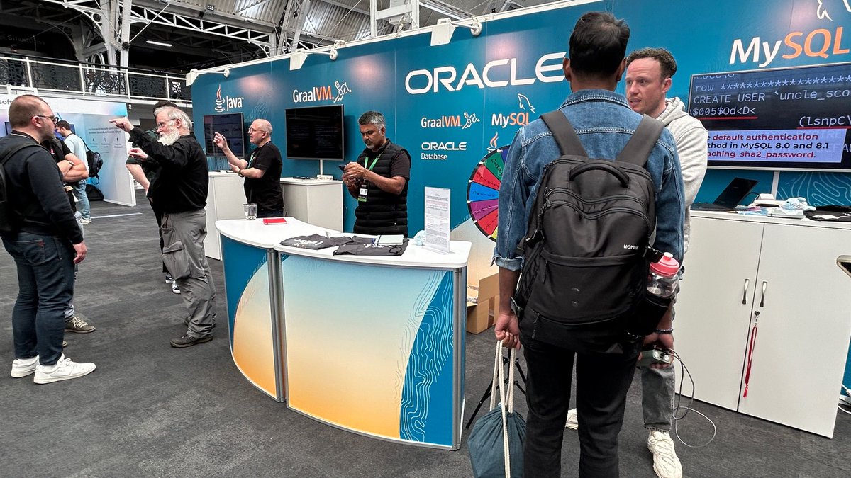Experts at work! Do you have any questions about #MySQL 🐬 #Java ☕️ #GraalVM 🐇 or #oracle database 🅾️ ? Come to meet us at our #devoxxUK booth and turn the wheel to win a nice Sakila!!