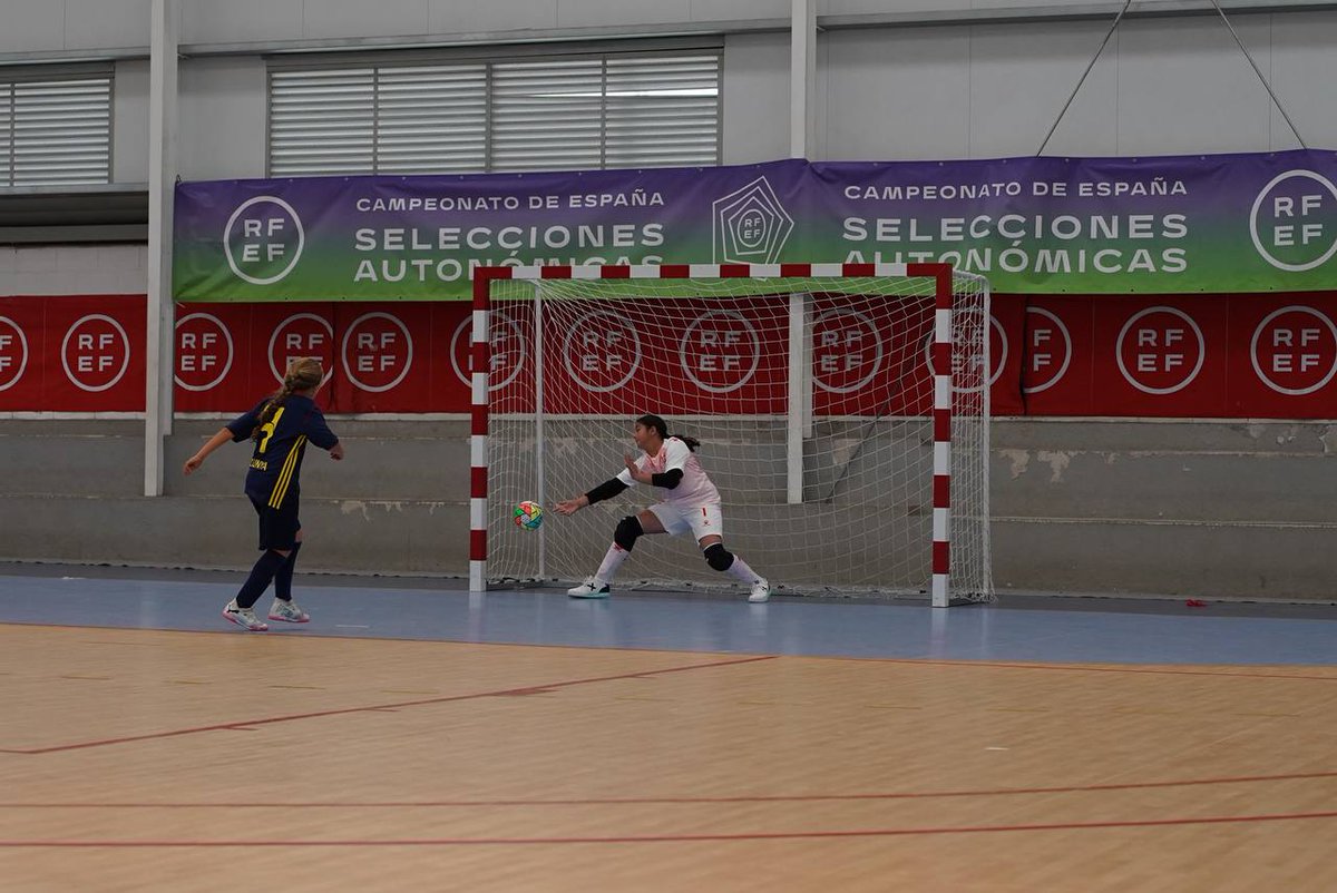 📸1️⃣ Unidas pase lo que pase. 🫂
📸2️⃣ No quería mirar...🫣
📸3️⃣ ¡Y se ganó la tanda de penaltis!

#VamosFFRM