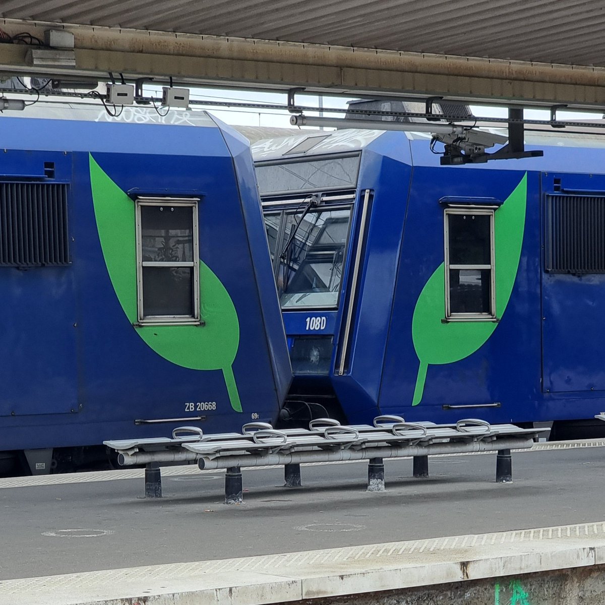 VincentD_91's tweet photo. Ça devient rare mais ça existe toujours, deux Z20500 en rénovation "berlingots" en UM sur le RER D samedi dernier. Train qui venait de me ramener sur Corbeil... https://t.co/vvKcQ3HPzw