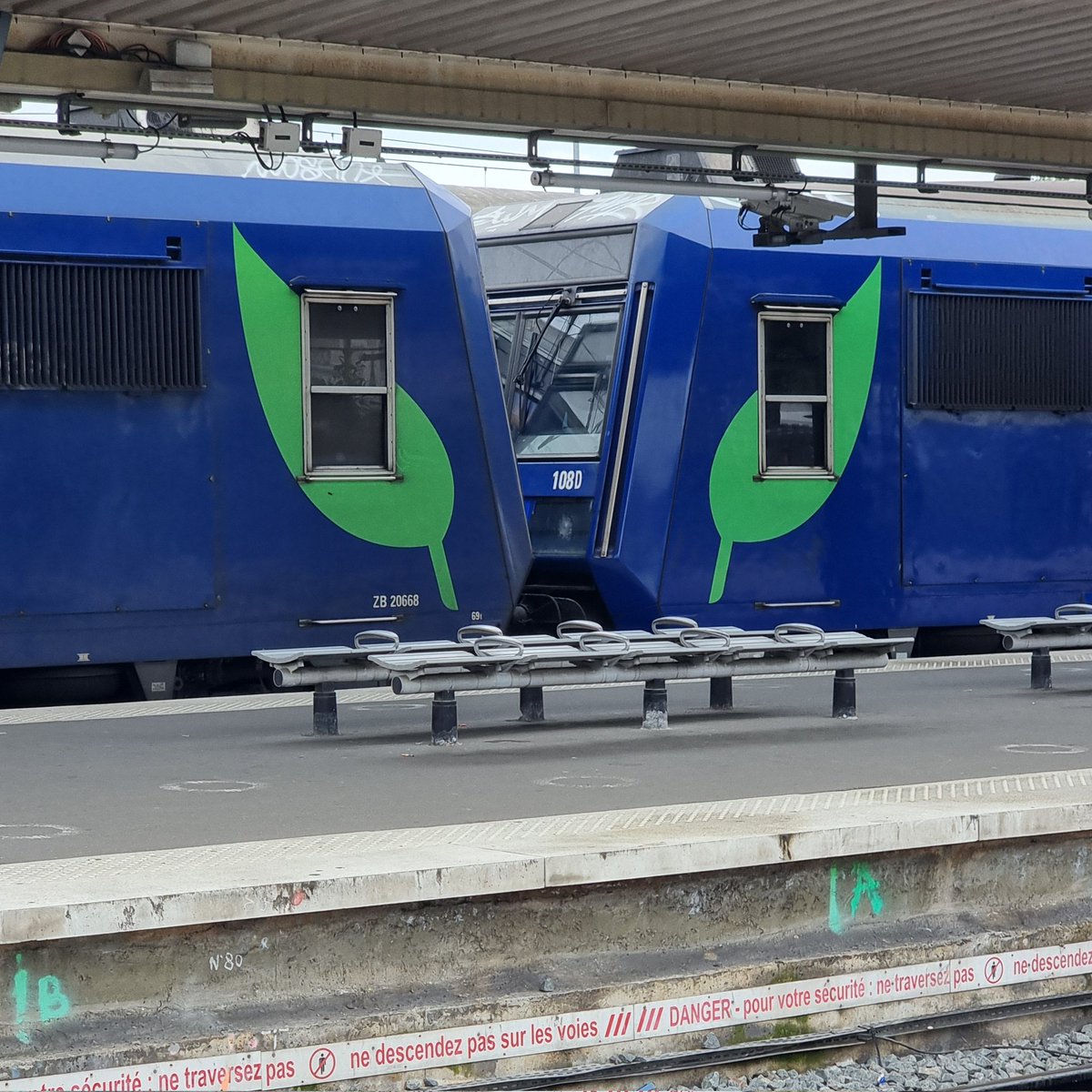 VincentD_91's tweet photo. Ça devient rare mais ça existe toujours, deux Z20500 en rénovation "berlingots" en UM sur le RER D samedi dernier. Train qui venait de me ramener sur Corbeil... https://t.co/vvKcQ3HPzw