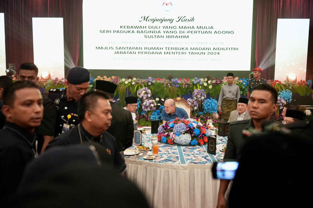 Alhamdulillah, tengah hari tadi saya sempat memenuhi undangan jamuan Hari Raya Aidilfitri peringkat Jabatan Perdana Menteri di Putrajaya. Majlis agak istimewa hari ini kerana turut dihadiri oleh KDYMM SPB Yang di-Pertuan Agong Sultan Ibrahim. 

Pelbagai menu yang di hidangkan…