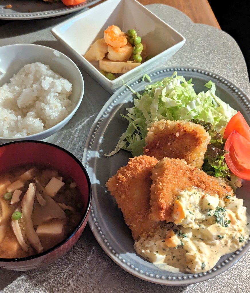 【今日の晩ごはん🍚】

タラのフライ＆タルタルソース
海老と筍のバター醤油
とうふとまいたけのみそ汁
ごはん🍚
#おうちごはん　#Tokiごはん
タラに衣つけてフライパンで揚げ焼きに。息子作ってくれたタルタルソースがとても美味しかった☺️隠し味にマスタードドレッシング入れたと👍センスがいいな