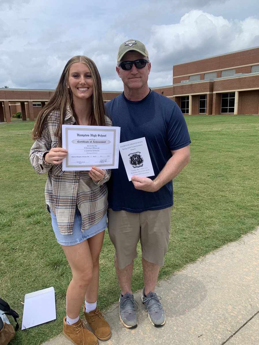 So thankful to be given these awards yesterday. AB Honor roll, Distinguished Honors, and Most outstanding in psychology.@AthleticsHenry @HHS_HCS @CoastRecruits @SoftballDown @DirectRecruits